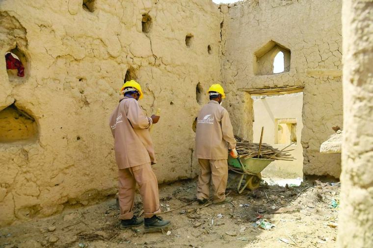 بدء مشروع ترميم وتطوير حارة الرمل الأثرية بعبري