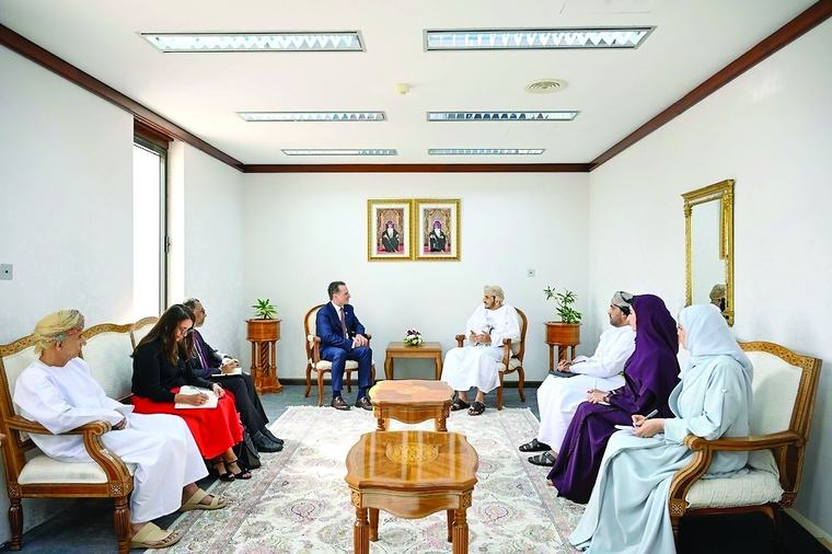 بحث مجالات التعاون مع اللجنة الدولية للصليب الأحمر بجنبف