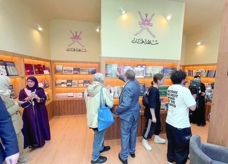إقبالٌ على الجناح العُماني في اليوم الثالث من معرض موسكو الدولي للكتاب